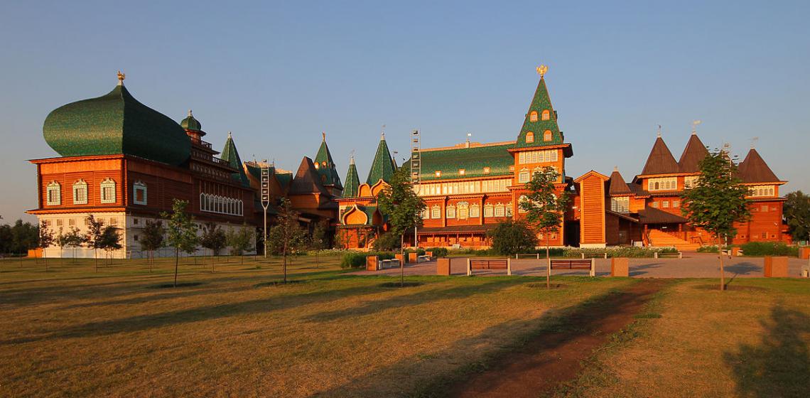 Photo: A modern reconstruction of the wooden palace (2011) by A. Savin (Wikimedia Commons · WikiPhotoSpace) - Own work, CC BY-SA 3.0, https://commons.wikimedia.org/w/index.php?curid=15923774