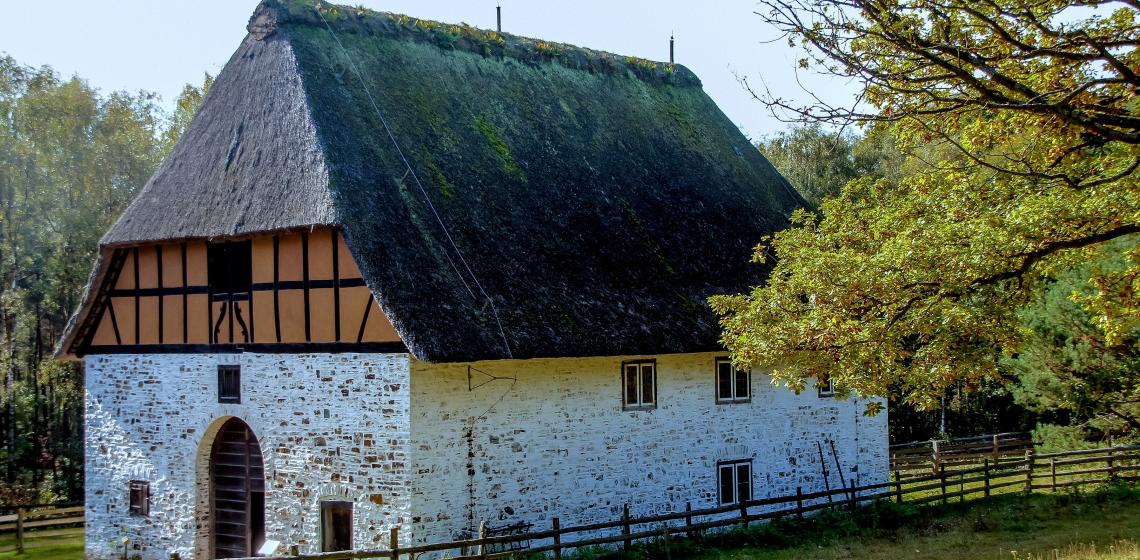 Image: Open-air museum Kommern, House from Rhinschenschmidthausen, Bergisches Land. Image by Heribert Pohl --- Thanks for half a million clicks! from Germering bei München, Bayern - Freilichtmuseum Kommern - Haus aus Rhinschenschmidthausen, Bergisches Land, CC BY-SA 2.0, https://commons.wikimedia.org/w/index.php?curid=34099131