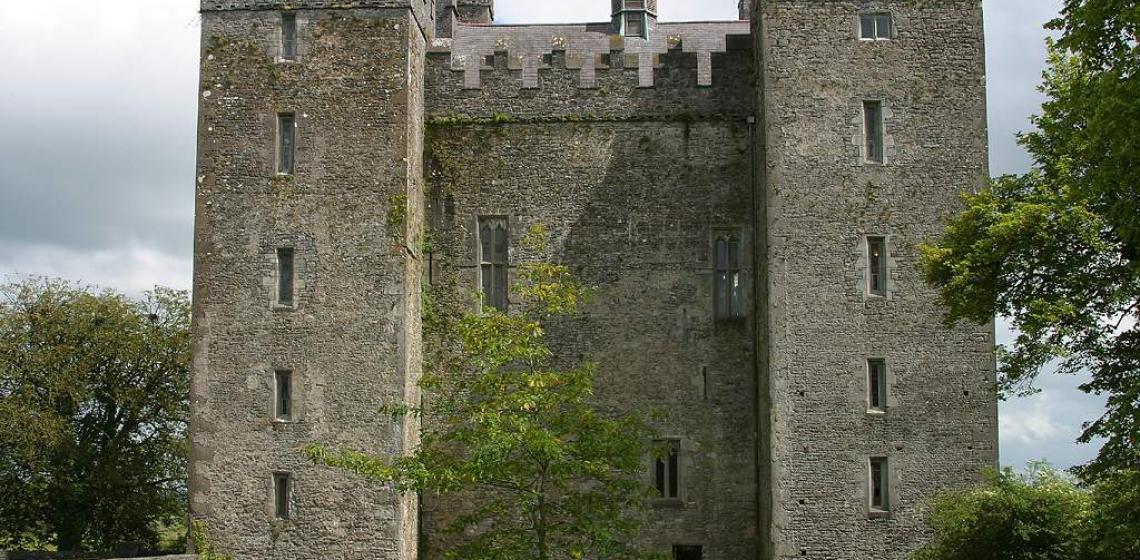 Bunratty Castle, county Clare, Ireland,By Jon Sullivan - http://pdphoto.org/PictureDetail.php?mat=pdef&pg=6126. This is dead by now but I found a backup on the WaybackMachine at: https://web.archive.org/web/20160304071143/http://pdphoto.org/PictureDetail.php?mat=pdef&pg=6126, Public Domain, https://commons.wikimedia.org/w/index.php?curid=759623