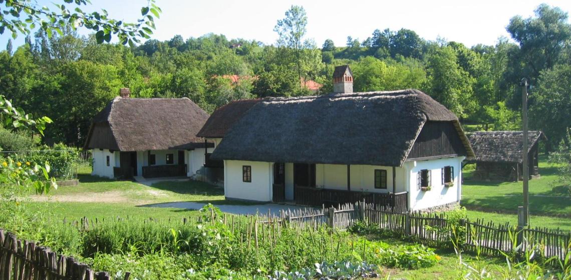Image: Kumrovec, Croatian village, birthplace of Josip Broz Tito (village houses park). Image by: By No machine-readable author provided. Žiga assumed (based on copyright claims). - No machine-readable source provided. Own work assumed (based on copyright claims)., Public Domain, https://commons.wikimedia.org/w/index.php?curid=1049000