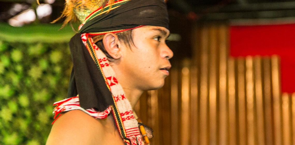 Photo by CEphoto, Uwe Aranas. Permission and source: https://commons.wikimedia.org/wiki/File:KgKuaiKandazon_Sabah_Monsopiad-Cultural-Village-23.jpg