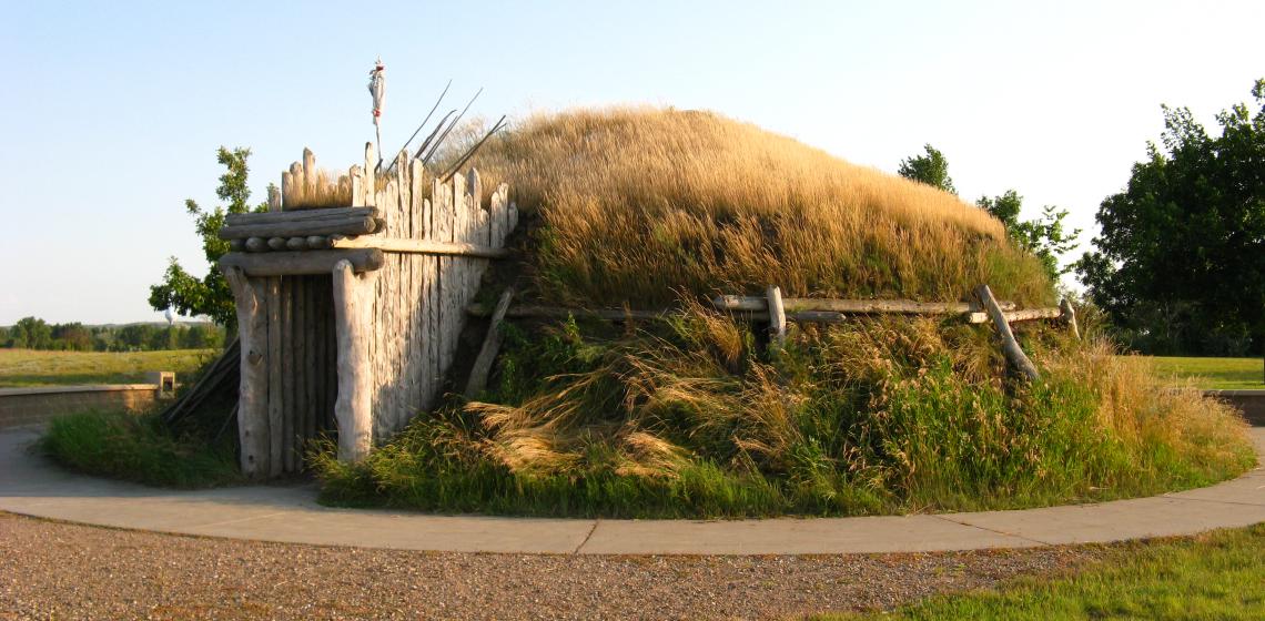 Photo: Reconstructed Hidatsa Indian Earthlodge, by Xerxes2004, CC BY-SA 3.0, https://en.wikipedia.org/w/index.php?curid=24991970