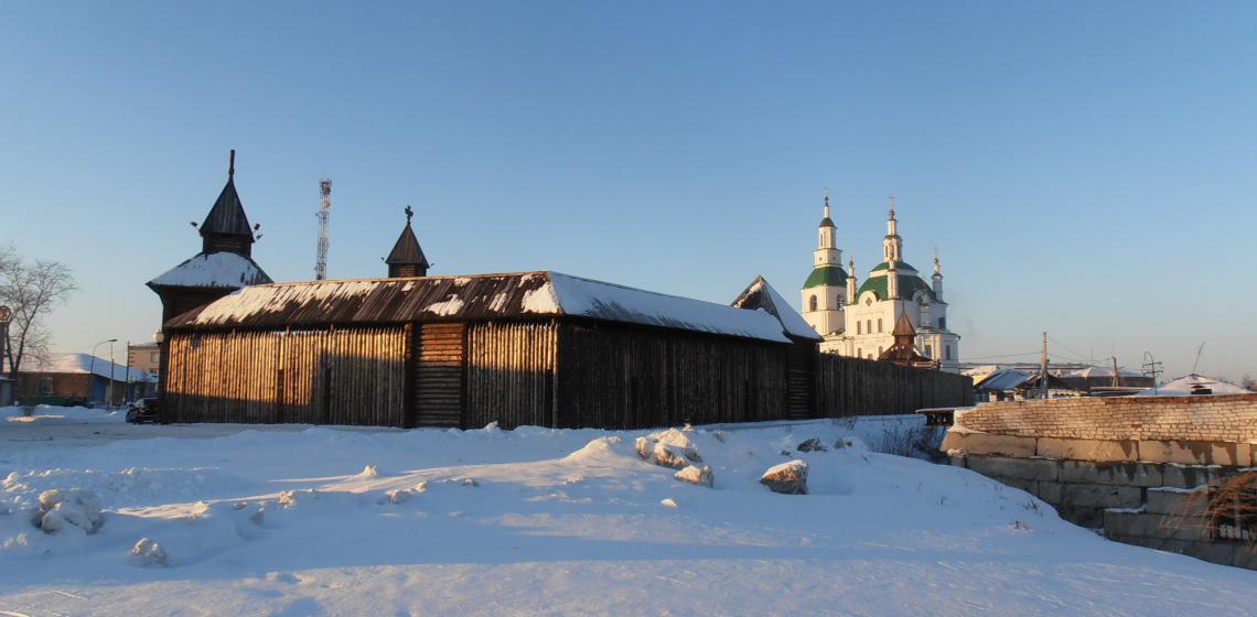 Photo: Музейный комплекс "Ялуторовский острог" (г. Ялуторовск, ул. Ленина, 5). Вид с реки Тобол. Photo by Дмитрий Кошелев - Own work, CC BY-SA 3.0, https://commons.wikimedia.org/w/index.php?curid=23116645
