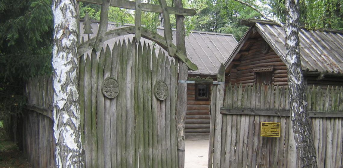 Photo: reconstructed dwelling from the 11th Century, Pereyaslav-Khmelnitsky district, Kyiv region, Жилище ХІ века, с. Сосновая, Переяслав-Хмельницкий район, Киевская область. Аuthor: Uk-Kamelot - собственная работа, CC BY-SA 3.0, https://commons.wikimedia.org/w/index.php?curid=2682160